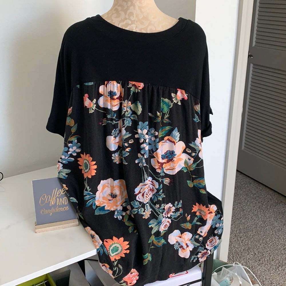 Ava & Viv Black Floral Short Sleeve Tunic with Peach and Teal Blooms